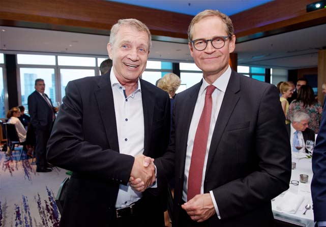 Dr. Hendrik van Caem mit Berlins Regierendem Bürgermeister Michael Müller auf der Berliner Pressekonferenz